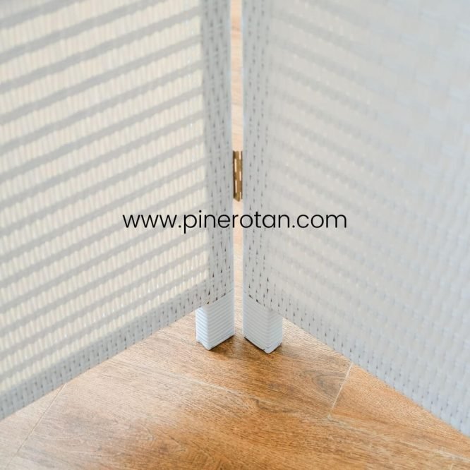 Penyekat Ruangan Pine Rotan 5 Panel White – Alonzo Sketsel.