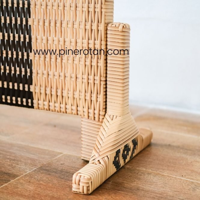 Penyekat Ruangan Pine Rotan 4 Panel Light Brown Darkbrown – Alonzo Sketsel.