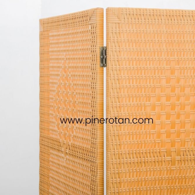 Pembatas Ruangan Pine Rotan 3 Panel Honey – Alonzo Sketsel.