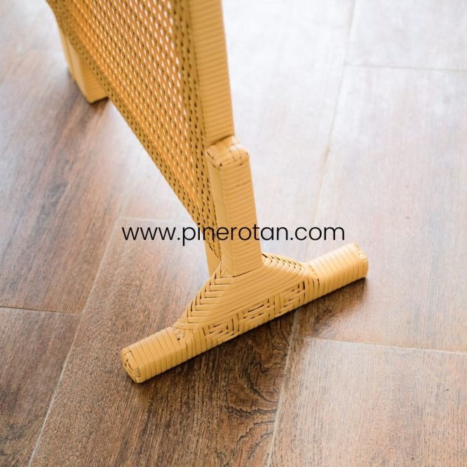 Pembatas Ruangan Pine Rotan 3 Panel Honey – Alonzo Sketsel.