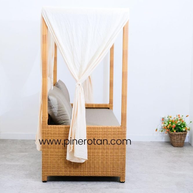 Daybed Kolam Renang