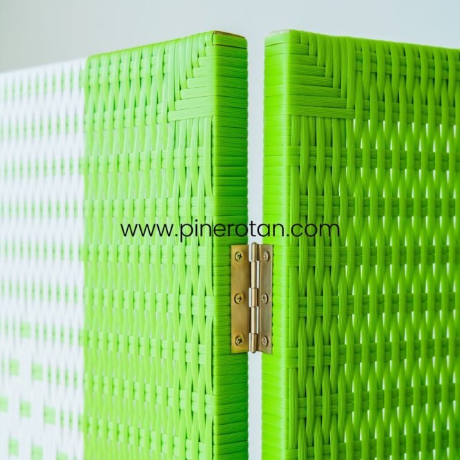 Pembatas Ruangan Pine Rotan 4 Panel Green White - Alonzo Sketsel.