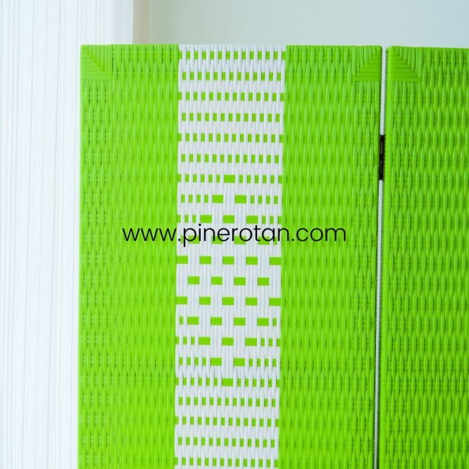 Pembatas Ruangan Pine Rotan 4 Panel Green White - Alonzo Sketsel.