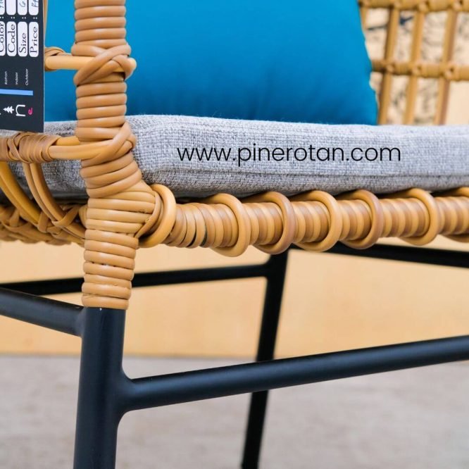 Set Meja Kursi Teras Taman Outdoor Pine Rotan Sintetis - Mali Terrace Set - Fernandes Side Table - Plain Honey.