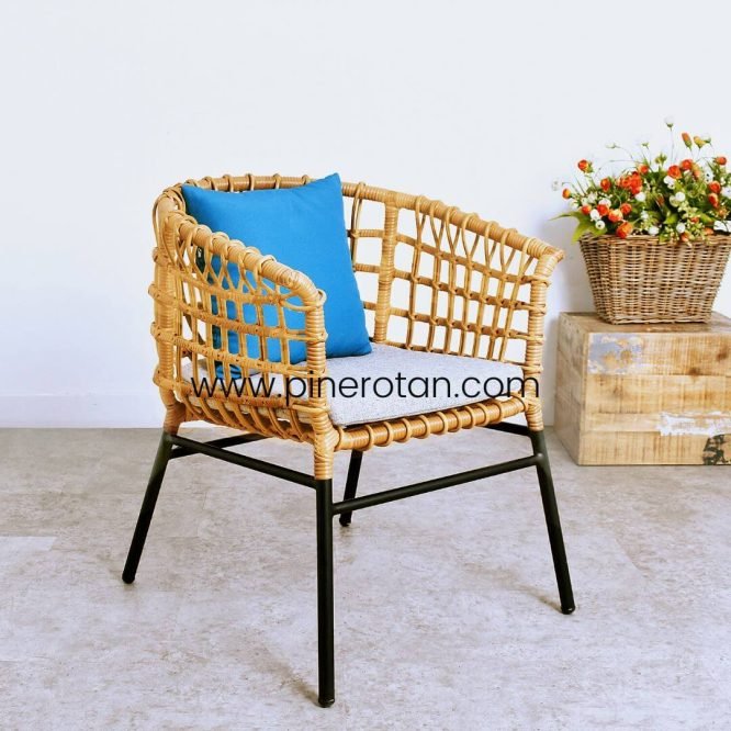 Set Meja Kursi Teras Taman Outdoor Pine Rotan Sintetis - Mali Terrace Set - Fernandes Side Table - Plain Honey.
