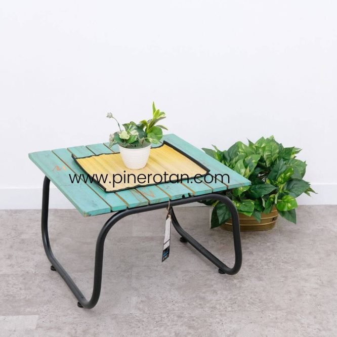 Set Meja Kursi Teras Taman Outdoor Pine Rotan Sintetis - Mali Terrace Set - Fernandes Side Table - Plain Honey.