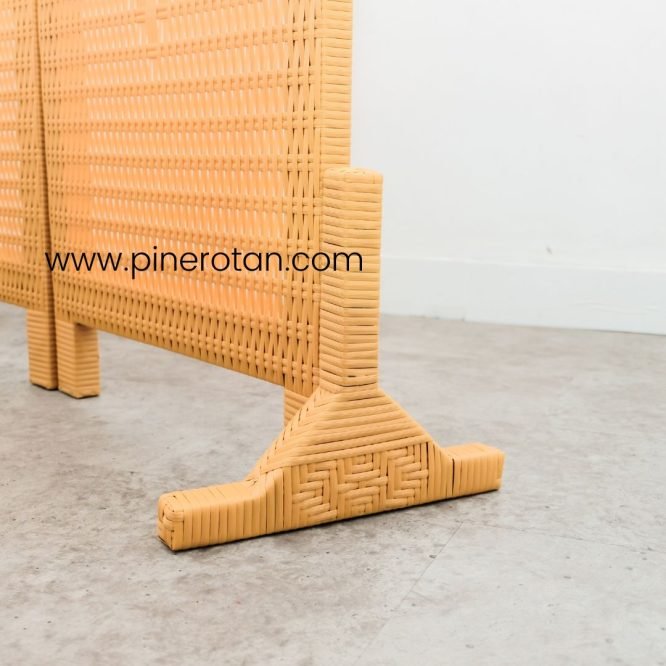 Penyekat Ruangan Pine Rotan  4 Panel Honey - Alonzo Sketsel.