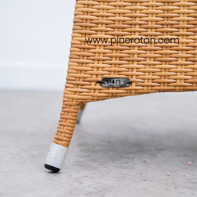 Set Meja Kursi Teras Rotan Sintetis / Meja Kayu Jati / Sofa Teras Pine - Cassa Design Terrace Set - Plain Honey.