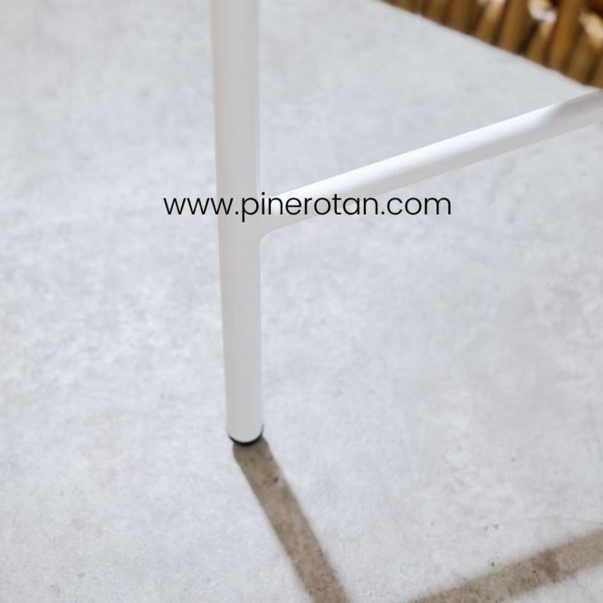 Set Meja Kursi Teras Taman Outdoor Pine Rotan Sintetis / Salute Terrace Set - Pine Side Table - Red Pine.