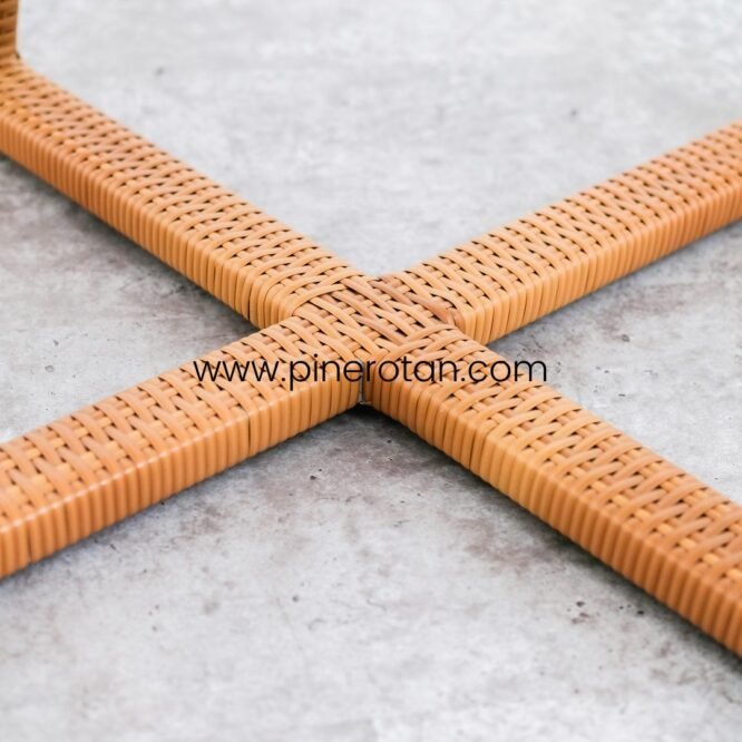 Meja Display Bulat Rotan Sintetis Warna Honey Natural - Fender Display Table - Plain Honey.