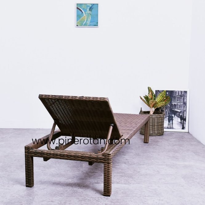 Sunbed Kolam Renang