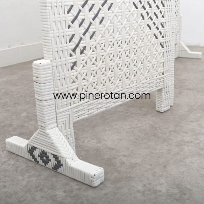 Pembatas Ruangan Pine Rotan Model Silang 3 Panel White Grey - Alonzo Sketsel.