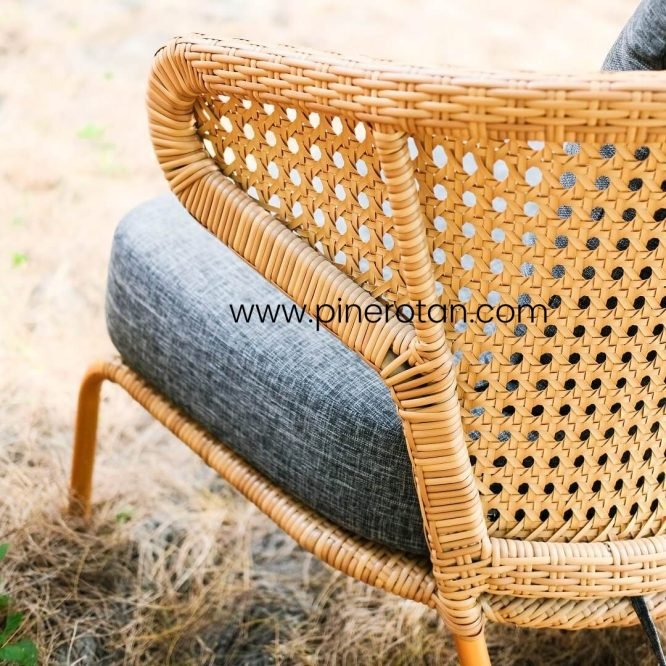 Sofa Tamu / Kursi Teras Pine Rotan Sintetis Minimalis - Cassa Design Sofa Warna Plain Honey.