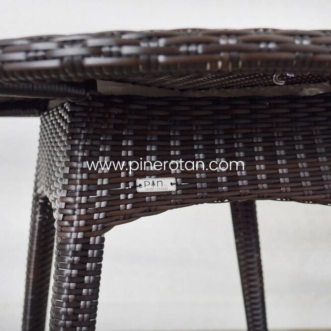 Meja Makan Bulat Outdoor Minimalis / Meja Makan Cafe Resto Pine Rotan Sintetis - Pine Round Dining Table - Dark Brown.