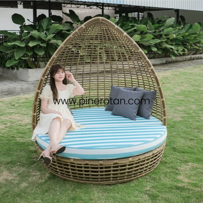 Bale-Bale / Daybed Bulat / Sofa Santai Taman Outdoor Pine Rotan Sintetis - Tropical Daybed - Honey Streaky.