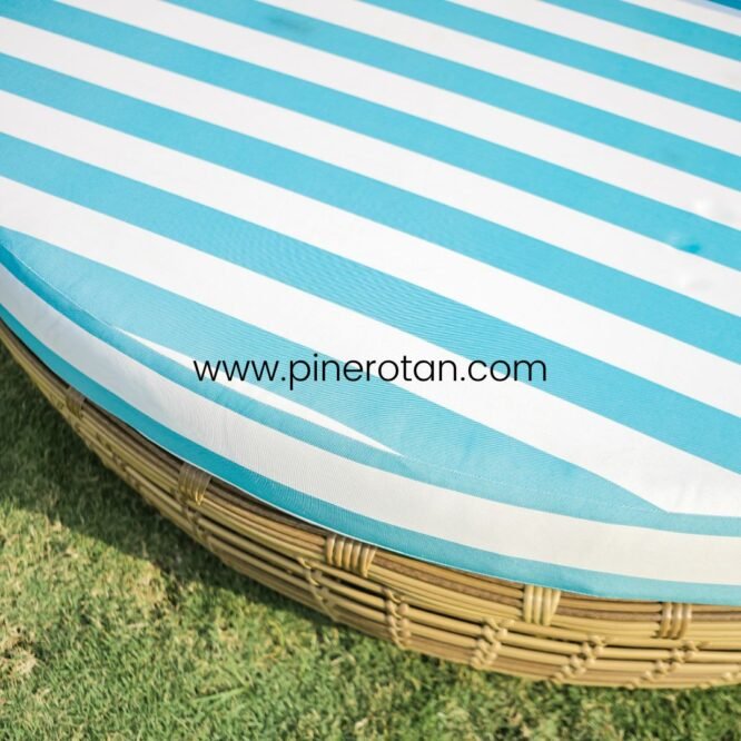 Bale-Bale / Daybed Bulat / Sofa Santai Taman Outdoor Pine Rotan Sintetis - Tropical Daybed - Honey Streaky.