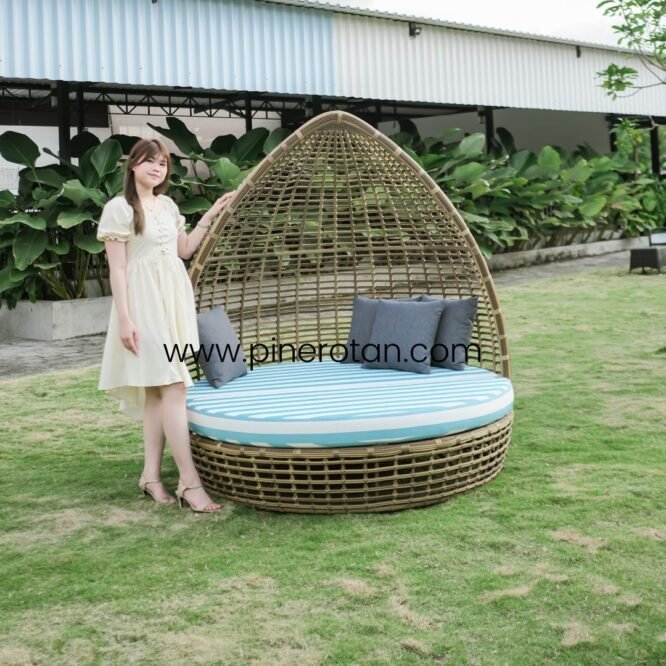 Bale-Bale / Daybed Bulat / Sofa Santai Taman Outdoor Pine Rotan Sintetis - Tropical Daybed - Honey Streaky.