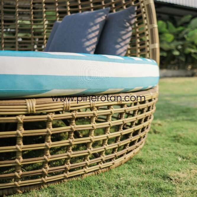 Bale-Bale / Daybed Bulat / Sofa Santai Taman Outdoor Pine Rotan Sintetis - Tropical Daybed - Honey Streaky.