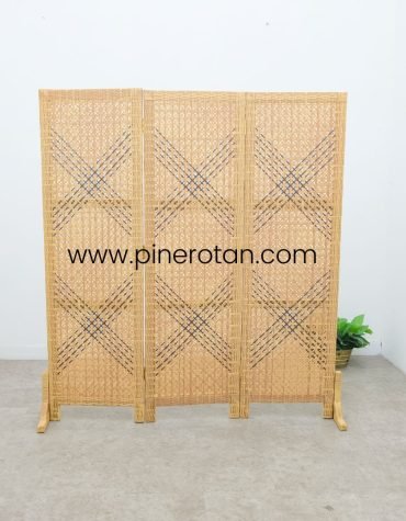 Sketsel Ruangan Rotan Sintetis - Alonzo 3 Panel Silang - Light Brown