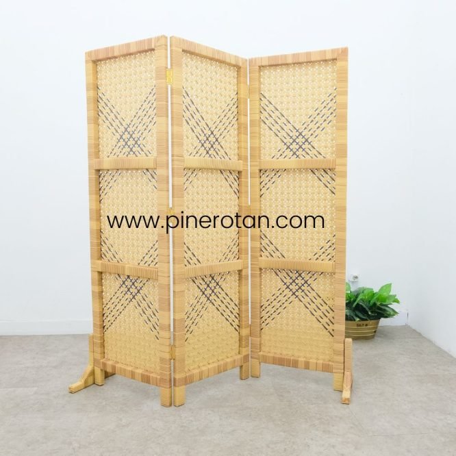 Sketsel Ruangan Pine Rotan 3 Panel Model Silang Light Brown-Dark Brown - Alonzo Sketsel.