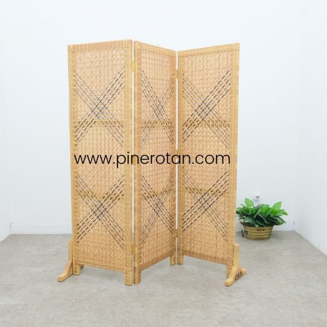 Sketsel Ruangan Pine Rotan 3 Panel Model Silang Light Brown-Dark Brown - Alonzo Sketsel.