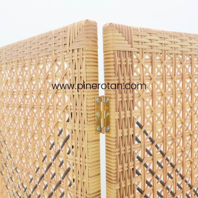 Sketsel Ruangan Pine Rotan 3 Panel Model Silang Light Brown-Dark Brown - Alonzo Sketsel.