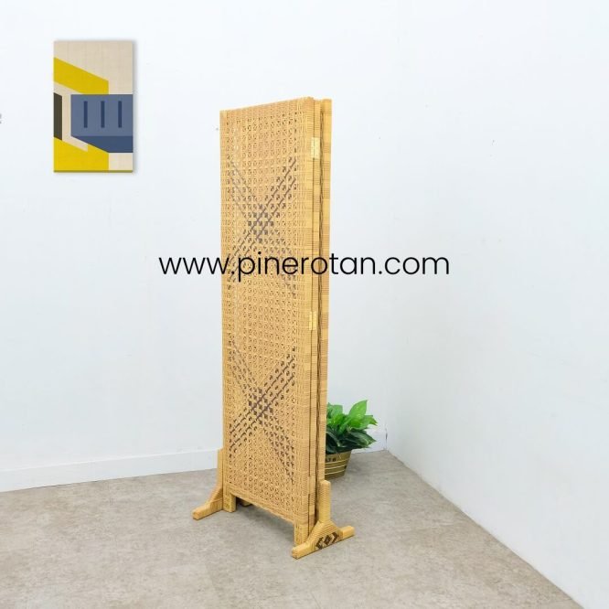 Sketsel Ruangan Pine Rotan 3 Panel Model Silang Light Brown-Dark Brown - Alonzo Sketsel.