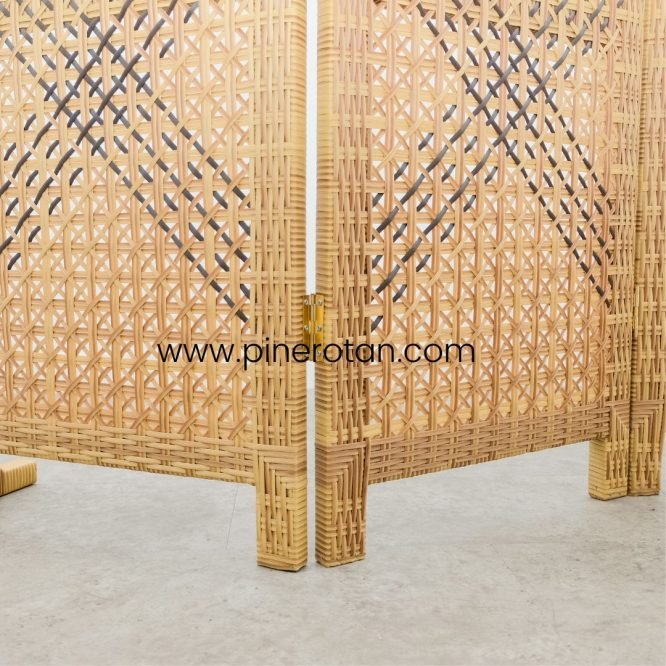 Sketsel Ruangan Pine Rotan 3 Panel Model Silang Light Brown-Dark Brown - Alonzo Sketsel.