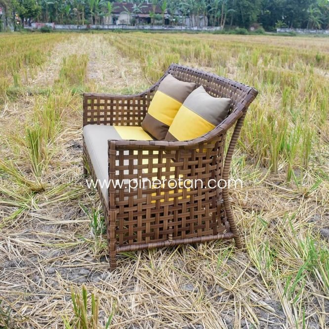 Set Sofa Taman Outdoor / Meja Kursi Tamu Rotan Sintetis Modern / Karo-Karo Living Set Warna Red Pine.