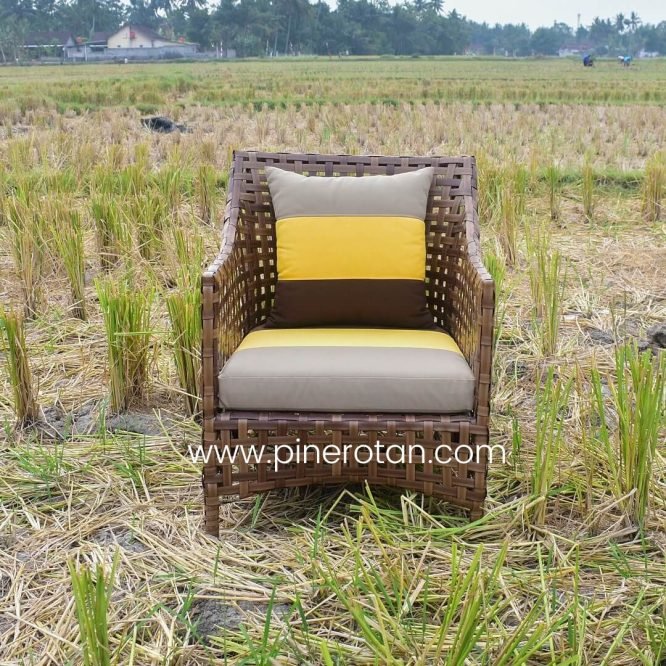 Set Sofa Taman Outdoor / Meja Kursi Tamu Rotan Sintetis Modern / Karo-Karo Living Set Warna Red Pine.