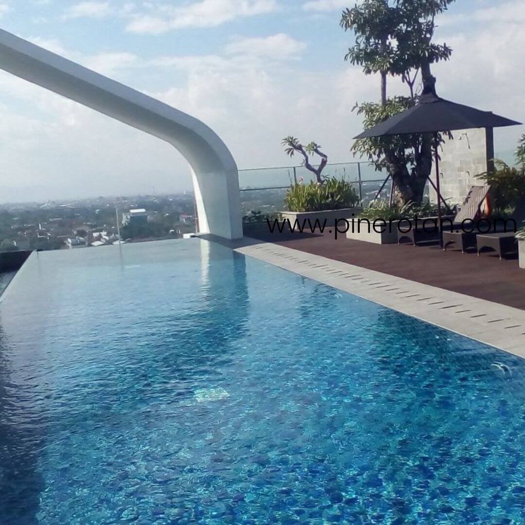 Sunbed Kolam Rotan Sintetis