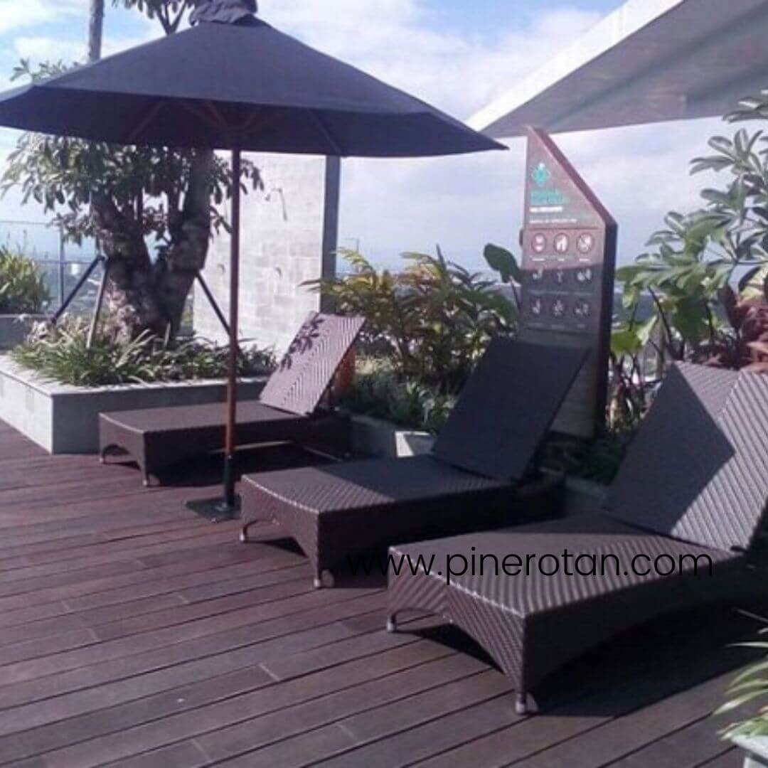 Sunbed Kursi Panjang Kolam