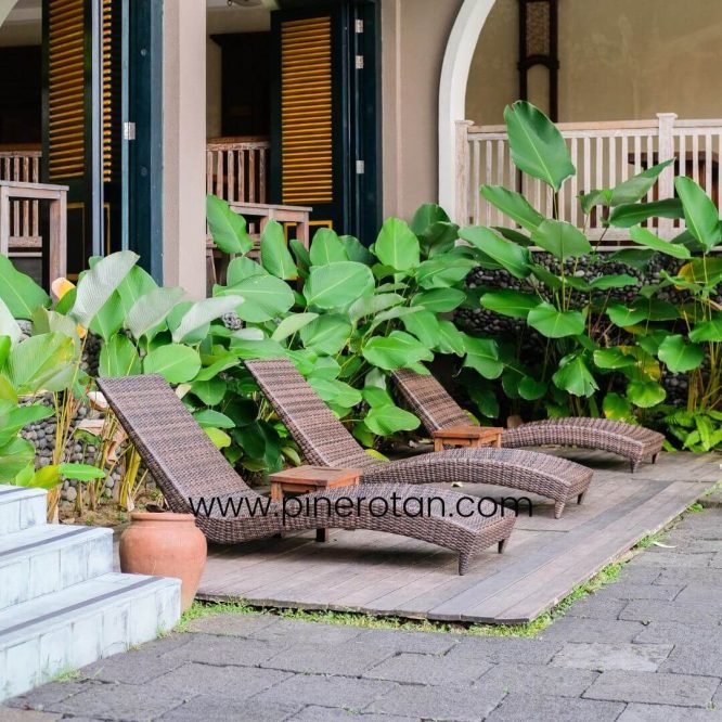 Kursi Kolam Rotan Sintetis