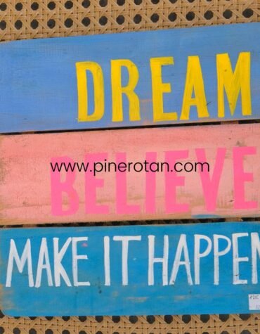 Walldeco Kayu Dinding Tulisan - DREAM BELIEVE MAKE IT HAPPEN