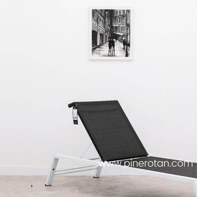 Sunbed Rotan Kolam Renang
