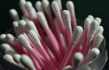 gunakan cotton bud