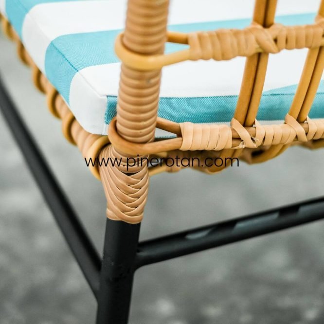 Set Meja Kursi Teras Taman Outdoor Pine Rotan / Set Kursi Teras Rotan Sintetis Premium - Mali Terrace Set - Milan Side Table I Kaki Hitam- Plain Honey.