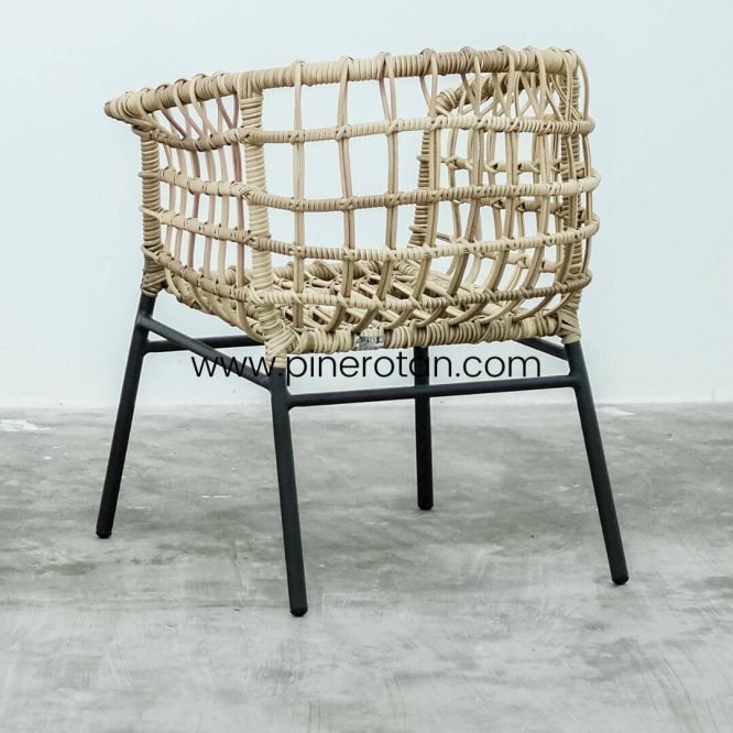 Set Meja Kursi Teras Rotan Sintetis Premium / Set Kursi Meja Taman Outdoor Pine Rotan - Mali Terrace Set - Milan Table I Kaki Hitam - Seashell.
