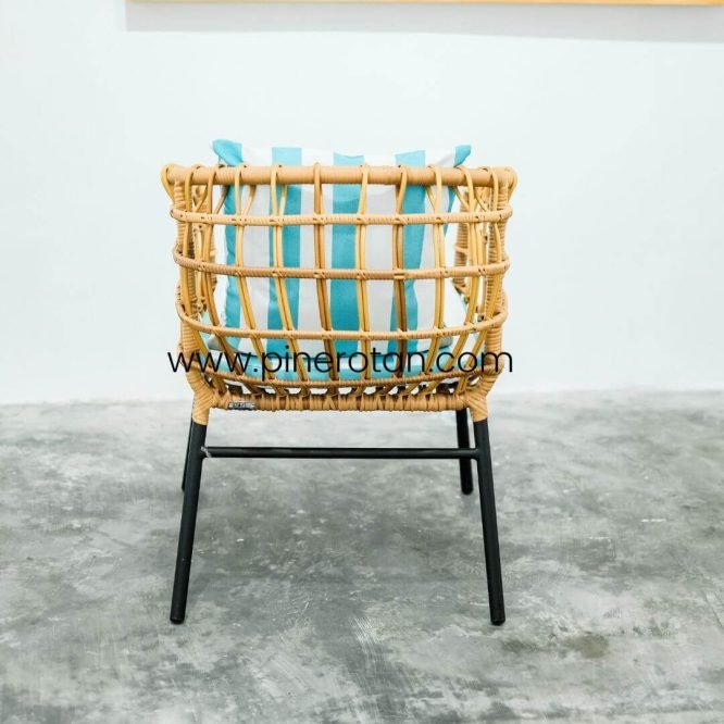 Set Meja Kursi Teras Taman Outdoor Pine Rotan / Set Kursi Teras Rotan Sintetis Premium - Mali Terrace Set - Milan Side Table I Kaki Hitam- Plain Honey.