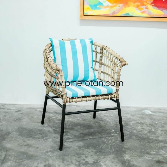 Set Meja Kursi Teras Rotan Sintetis Premium / Set Kursi Meja Taman Outdoor Pine Rotan - Mali Terrace Set - Milan Table I Kaki Hitam - Seashell.