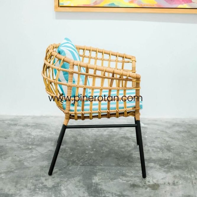 Set Meja Kursi Teras Taman Outdoor Pine Rotan / Set Kursi Teras Rotan Sintetis Premium - Mali Terrace Set - Milan Side Table I Kaki Hitam- Plain Honey.