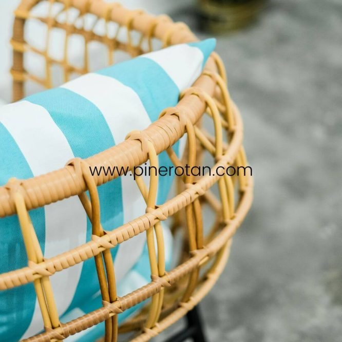 Set Meja Kursi Teras Taman Outdoor Pine Rotan / Set Kursi Teras Rotan Sintetis Premium - Mali Terrace Set - Milan Side Table I Kaki Hitam- Plain Honey.