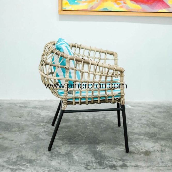 Set Meja Kursi Teras Rotan Sintetis Premium / Set Kursi Meja Taman Outdoor Pine Rotan - Mali Terrace Set - Milan Table I Kaki Hitam - Seashell.