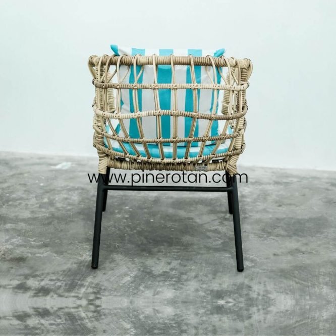 Set Meja Kursi Teras Rotan Sintetis Premium / Set Kursi Meja Taman Outdoor Pine Rotan - Mali Terrace Set - Milan Table I Kaki Hitam - Seashell.