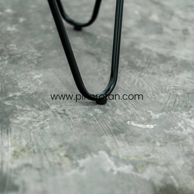 Set Meja Kursi Teras Taman Outdoor Pine Rotan / Set Kursi Teras Rotan Sintetis Premium - Mali Terrace Set - Milan Side Table I Kaki Hitam- Plain Honey.