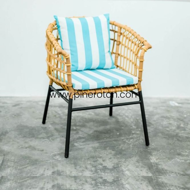 Set Meja Kursi Teras Taman Outdoor Pine Rotan / Set Kursi Teras Rotan Sintetis Premium - Mali Terrace Set - Milan Side Table I Kaki Hitam- Plain Honey.