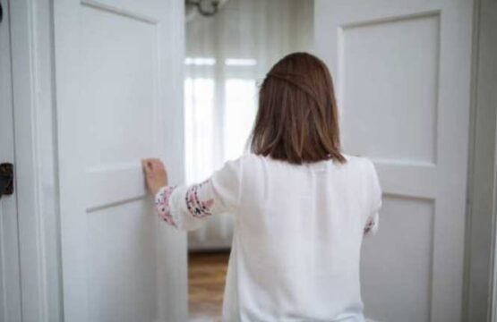 buka tutup pintu