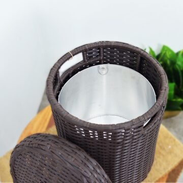 membuang sampah pada tempatnya