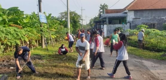 kerja bakti membersihkan lingkungan