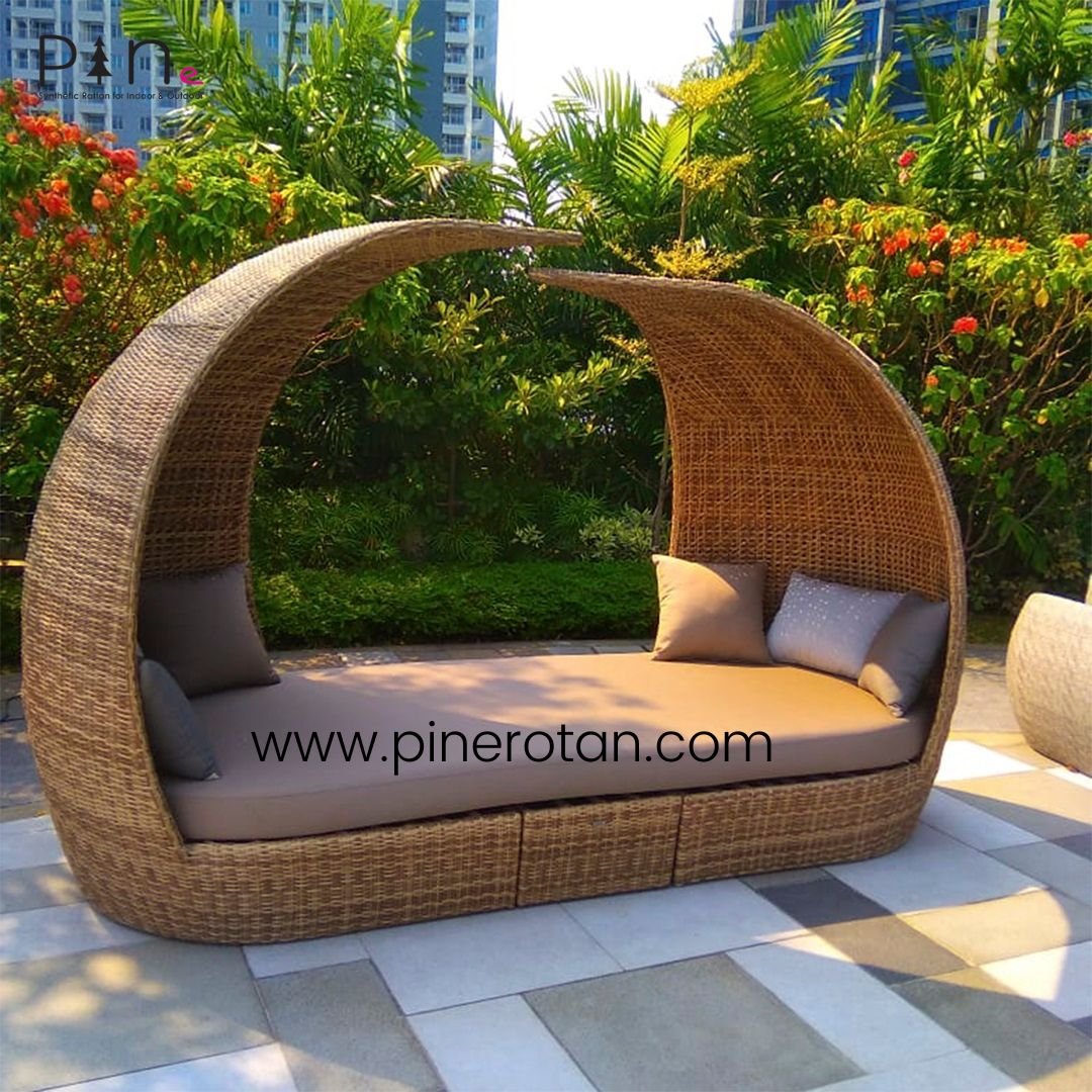 daybed kolam renang outdoor - The Westin Surabaya